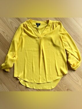 Jones New York Yellow Blouse Size S Relaxed Fit V Neck Lightweight